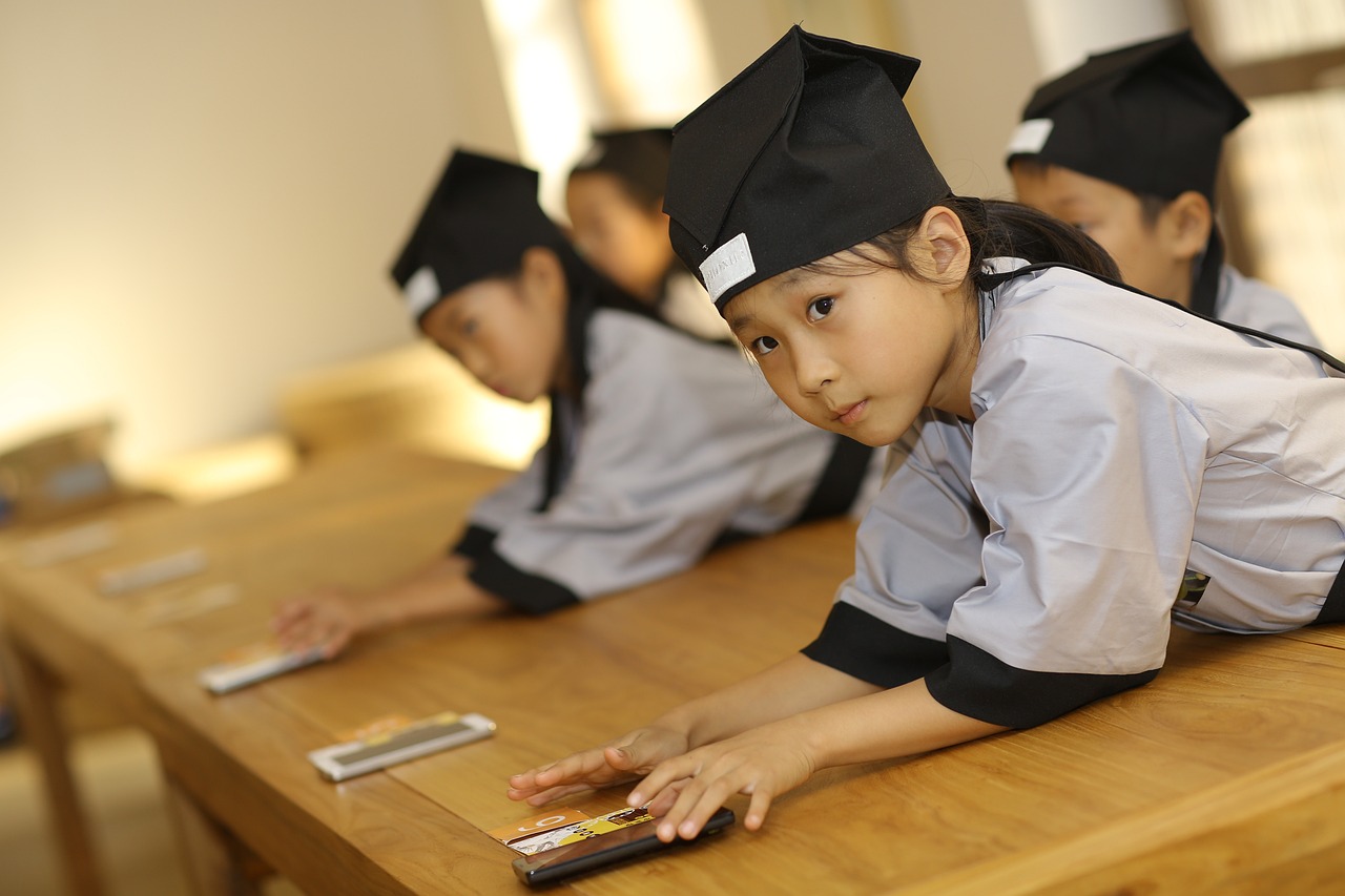假期进入尾声，学生们开启补作业模式，反思与策略并行