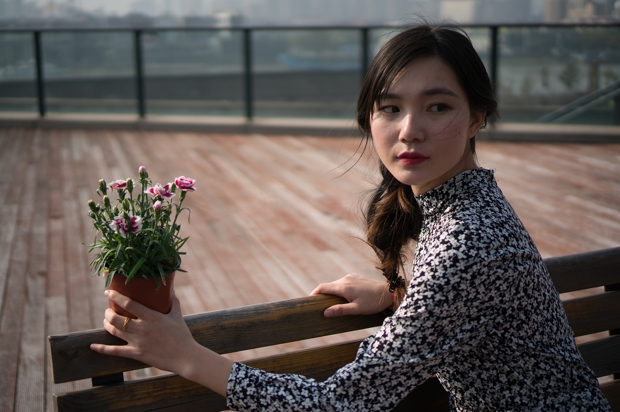 王小丫的精彩人生，从普通女孩到知名主持人的奋斗之路