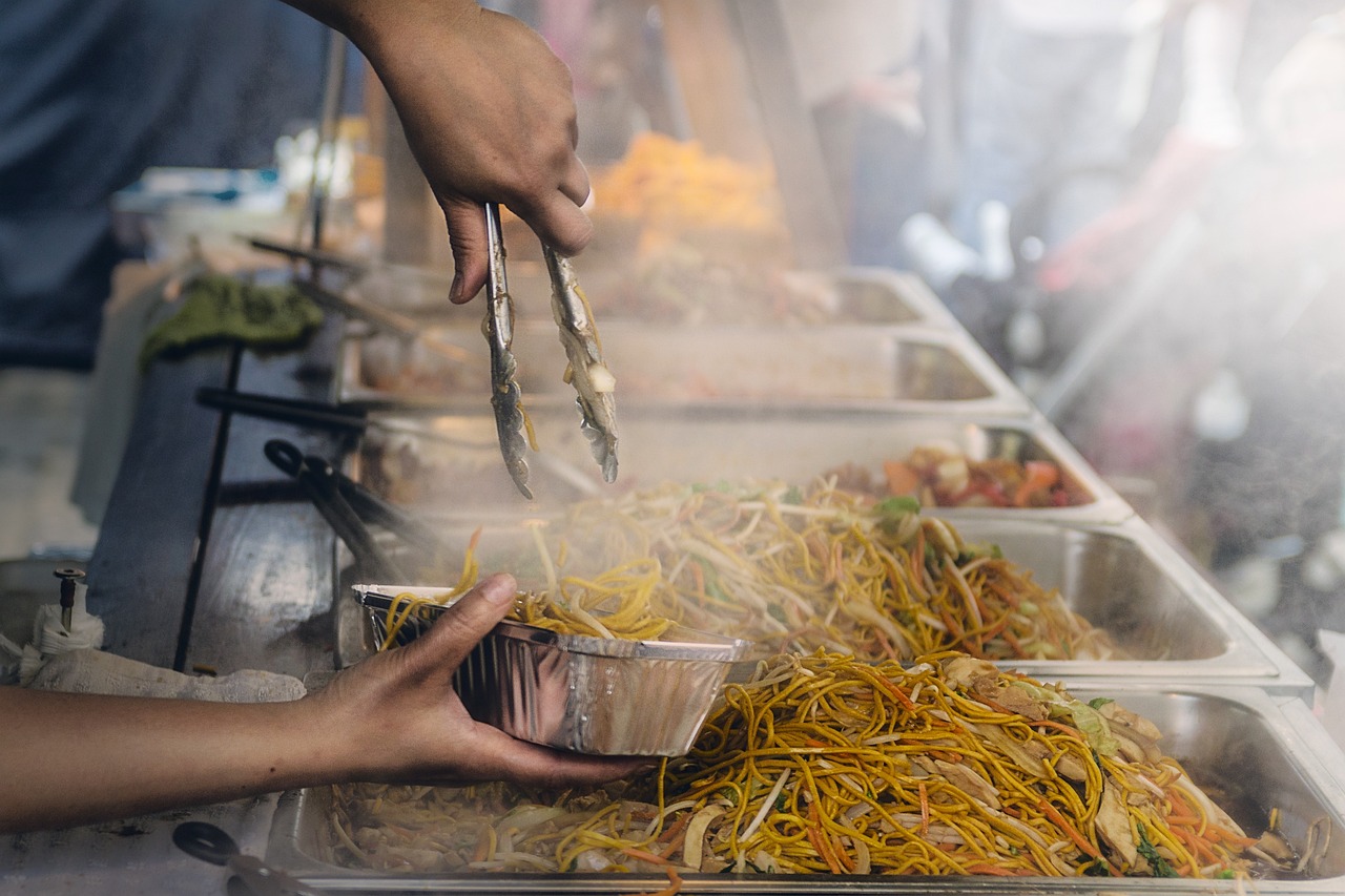 胖猫事件90多吨外卖食物被浪费，一场网络舆论的狂欢与反思